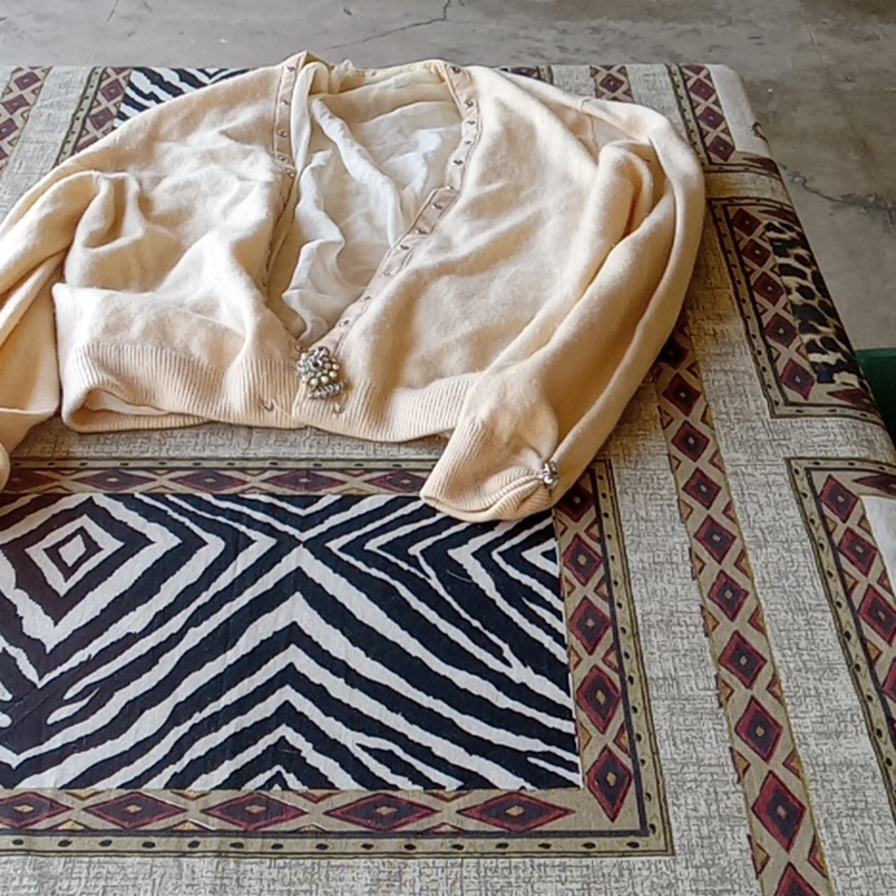 CREAM VINTAGE SWEATER